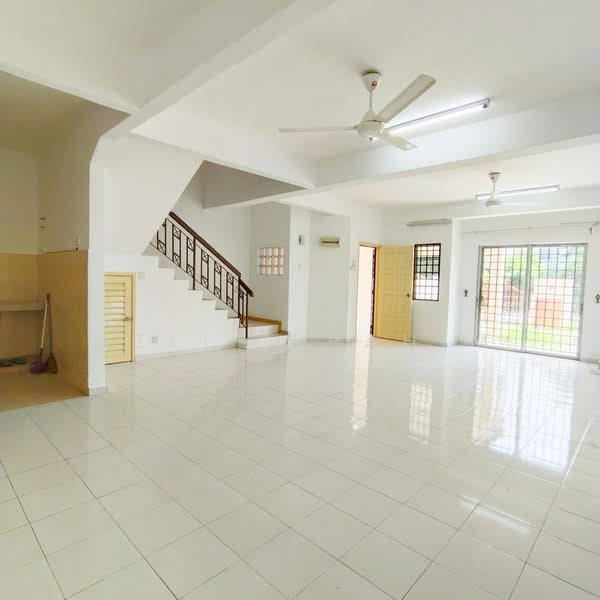 Rumah Teres 2 Tingkat untuk Dijual di Taman Kajang Perdana (Kajang) - Azli Ibrahim - Living Room - PropertyGuru.com.my