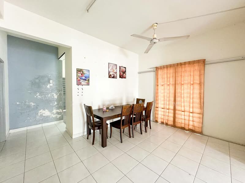 Semi-Detached House for Sale in Taman Tasik Semenyih (Semenyih) - Azli Ibrahim - Dining Room - PropertyGuru.com.my