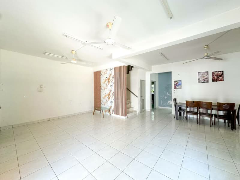Semi-Detached House for Sale in Taman Tasik Semenyih (Semenyih) - Azli Ibrahim - Living Room - PropertyGuru.com.my