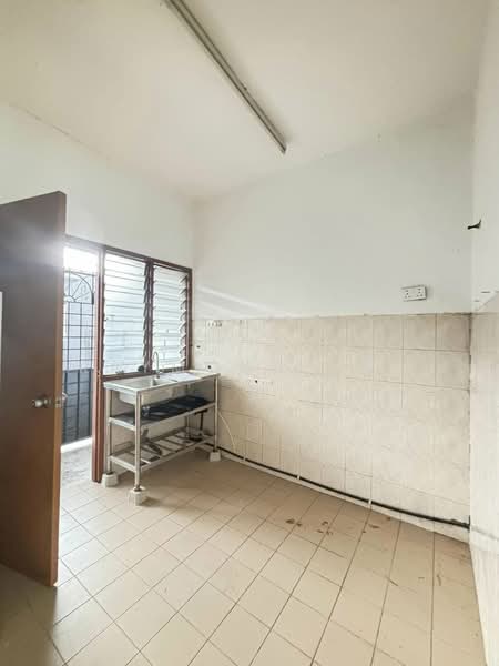 2-storey Terraced House for Sale in Bandar Putra Permai (Seri Kembangan) - Raymond Ong - Kitchen - PropertyGuru.com.my