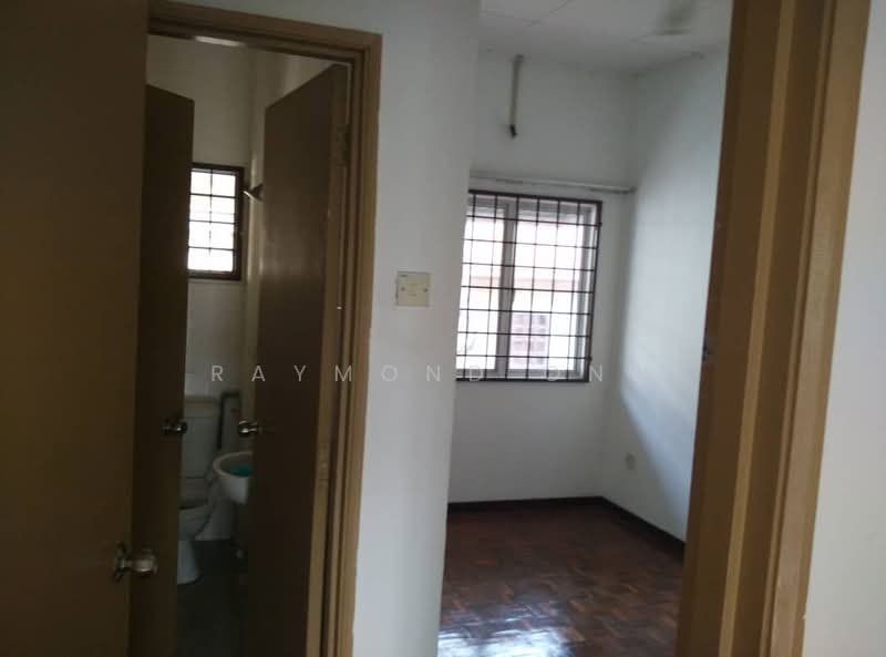 2-storey Terraced House for Sale in Bandar Putra Permai (Seri Kembangan) - Raymond Ong - Bathroom - PropertyGuru.com.my