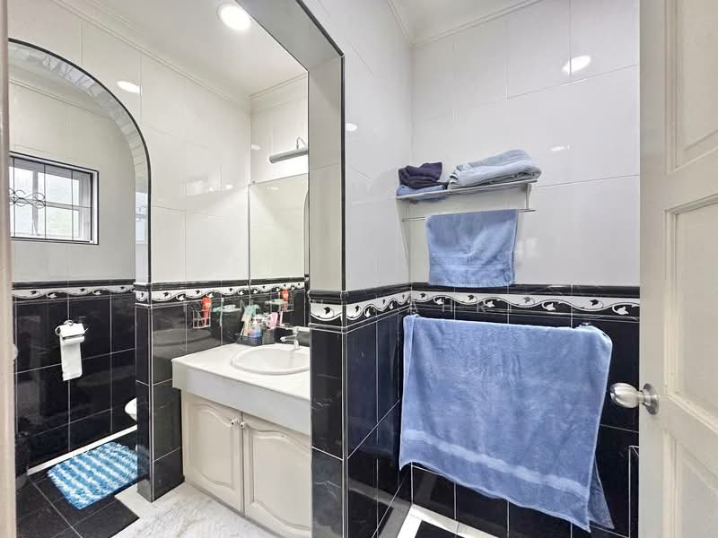 Bungalow for Sale in Seksyen 6 (Shah Alam) - Ilman Nahri - Bathroom - PropertyGuru.com.my