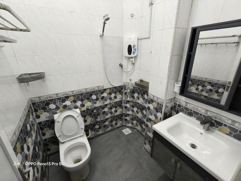 1.5-storey Terraced House for Sale in Taman Perling (Perling) - Richard Shai - Bathroom - PropertyGuru.com.my