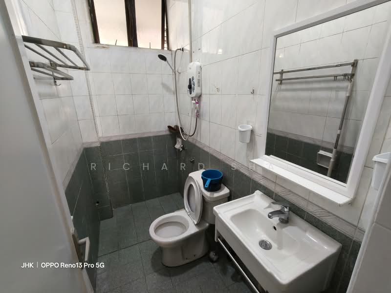 1.5-storey Terraced House for Sale in Taman Perling (Perling) - Richard Shai - Bathroom - PropertyGuru.com.my