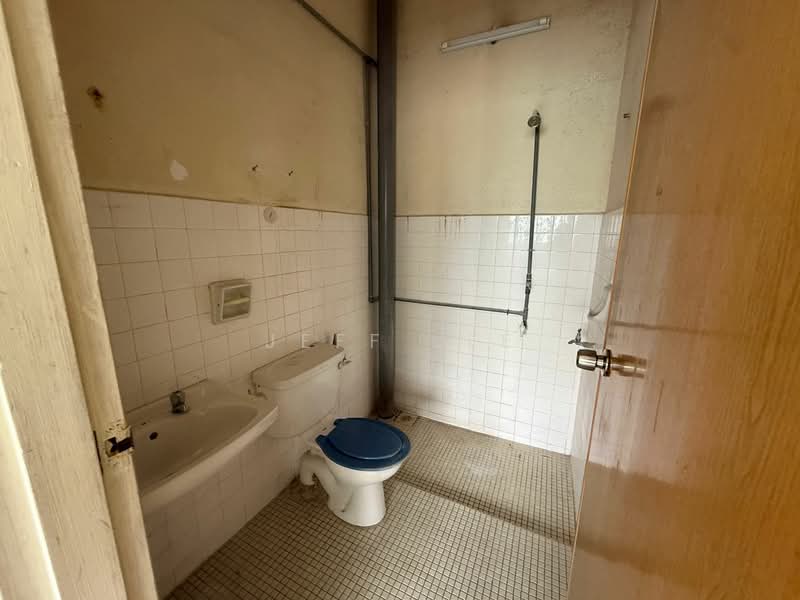 Rumah Teres 1 Tingkat untuk Dijual di Taman Pelangi (Johor Bahru) - Jeff Lee - Bathroom - PropertyGuru.com.my