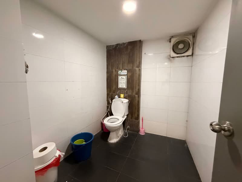 Shop / Office for Rent in Taman Johor Jaya (Johor Bahru) - Shirley Lim - Bathroom - PropertyGuru.com.my