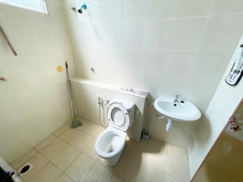 3-storey Terraced House for Rent in Kajang (Selangor) - Eiffel Lai - Bathroom - PropertyGuru.com.my