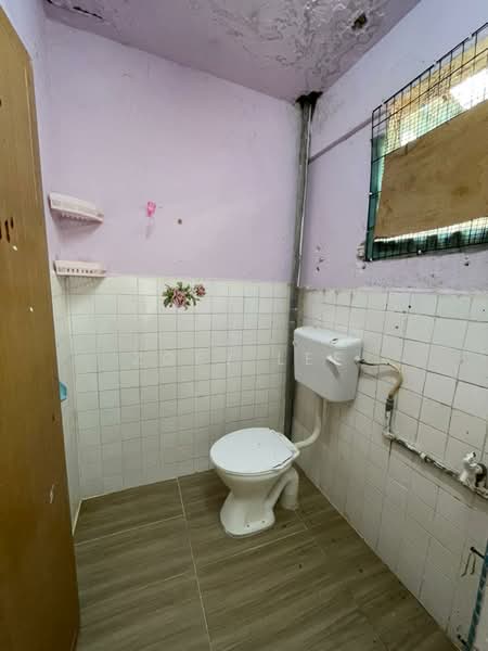 Flat for Rent at Flat Taman Ungku Tun Aminah - Zoey Lee - Bathroom - PropertyGuru.com.my