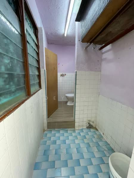 Flat for Rent at Flat Taman Ungku Tun Aminah - Zoey Lee - Bathroom - PropertyGuru.com.my