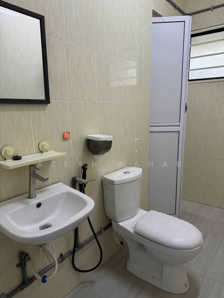 Rumah Teres untuk Disewa di Taman Melaka Jaya (Batu Berendam) - Azean Wahab - Bathroom - PropertyGuru.com.my