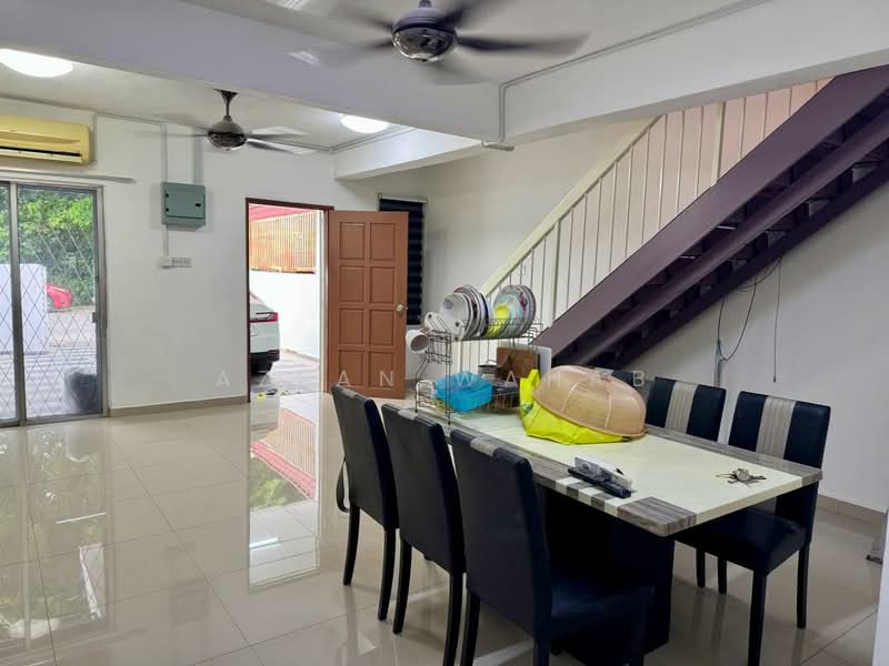 Rumah Teres untuk Disewa di Taman Melaka Jaya (Batu Berendam) - Azean Wahab - Dining Room - PropertyGuru.com.my