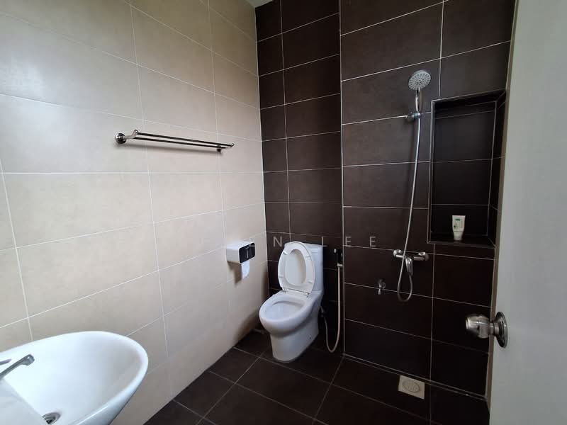 Semi-Detached House for Sale in Taman Kluang Indah (Kluang) - Helen Lee - Bathroom - PropertyGuru.com.my