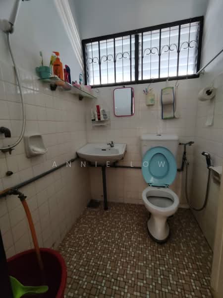 Rumah Berkembar untuk Dijual di Taman Nong Chik (Johor Bahru) - Annie Low - Bathroom - PropertyGuru.com.my
