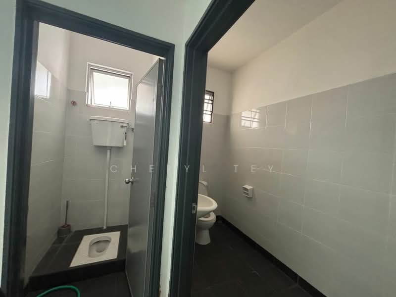 Factory for Rent in Taman Desa Cemerlang (Ulu Tiram) - Cheryl Tey - Bathroom - PropertyGuru.com.my