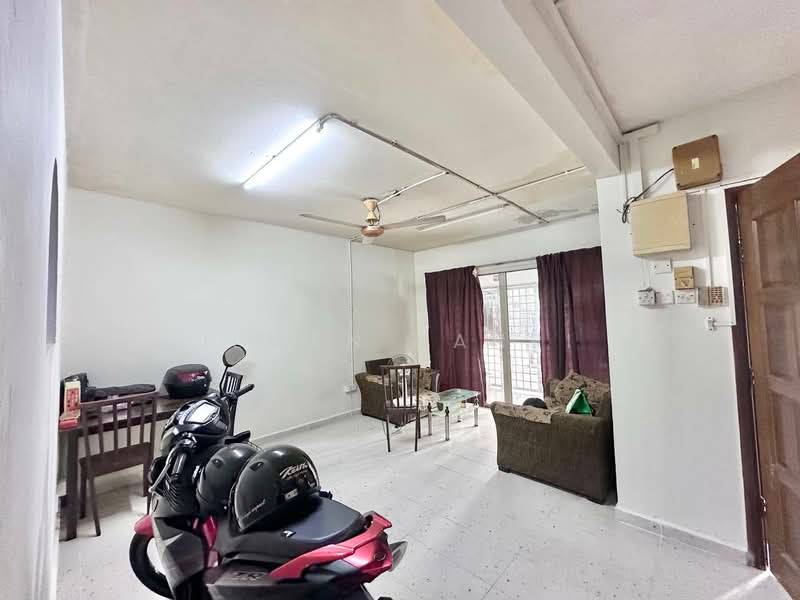 Rumah Teres 2 Tingkat untuk Dijual di Seksyen 19 (Shah Alam) - Ilman Nahri - Living Room - PropertyGuru.com.my