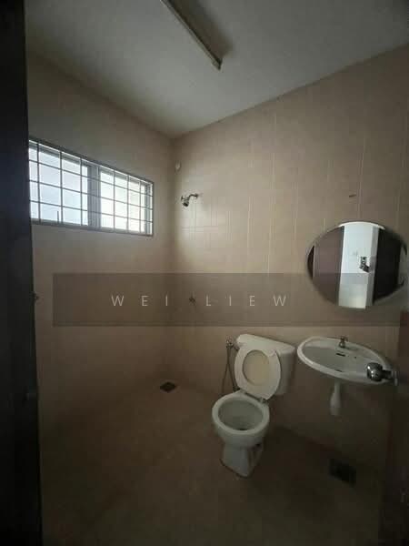 2.5-storey Terraced House for Sale in Seri Kembangan (Selangor) - Wei Liew - Bathroom - PropertyGuru.com.my
