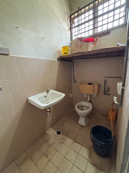 Kedai untuk Dijual di Taman Bukit Jaya (Ulu Tiram) - Jayden Ng - Bathroom - PropertyGuru.com.my