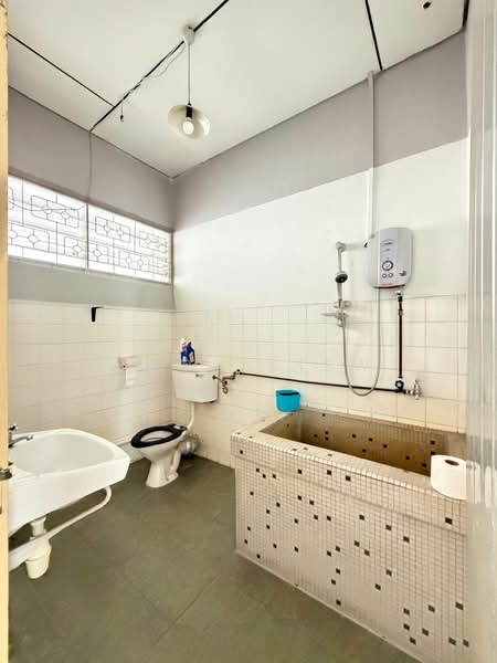 Rumah Teres untuk Dijual di Island Glades (Jelutong) - Boon Siew - Bathroom - PropertyGuru.com.my