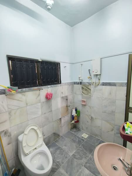 Rumah Teres 2 Tingkat untuk Dijual di Taman Sri Putri (Skudai) - Jennifer Ng - Bathroom - PropertyGuru.com.my