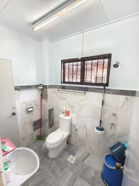 Rumah Teres 2 Tingkat untuk Dijual di Taman Sri Putri (Skudai) - Jennifer Ng - Bathroom - PropertyGuru.com.my