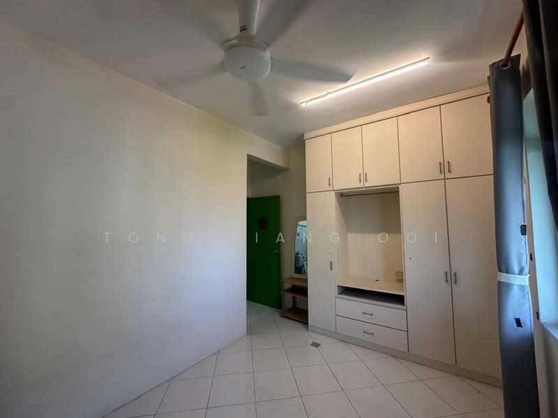Pangsapuri untuk Dijual di Desa Bukit Dumbar - Tong Liang Ooi - Bedroom - PropertyGuru.com.my