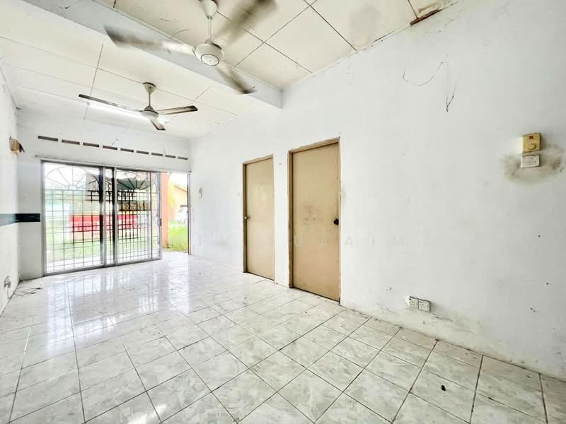 1-storey Terraced House for Sale in Bandar Mahkota Banting (Tanjong Duabelas) - Yasmin Sulaiman - Living Room - PropertyGuru.com.my