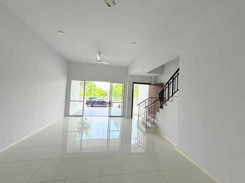 Rumah Teres 2 Tingkat untuk Dijual di Tamansari (Rawang) - Alice Low - Living Room - PropertyGuru.com.my