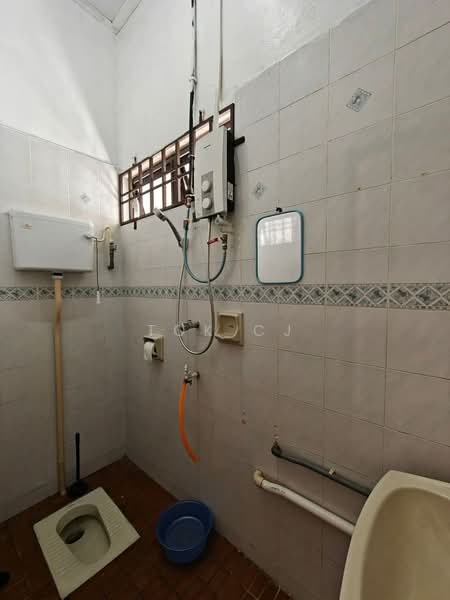 1-storey Terraced House for Sale in Taman Daya (Johor Bahru) - Tok CJ - Bathroom - PropertyGuru.com.my