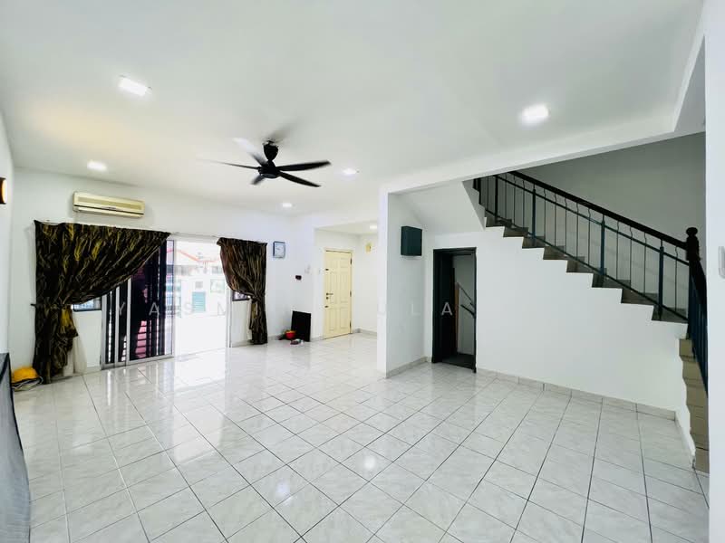 2-storey Terraced House for Sale in Taman Bukit Subang (Shah Alam) - Yasmin Sulaiman - Living Room - PropertyGuru.com.my