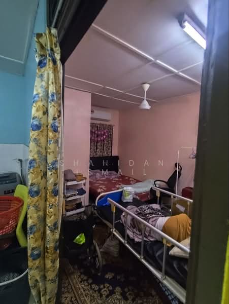 1-storey Terraced House for Sale in Taman Sri Putra (Banting) - Shahidan Ismail - Bedroom - PropertyGuru.com.my