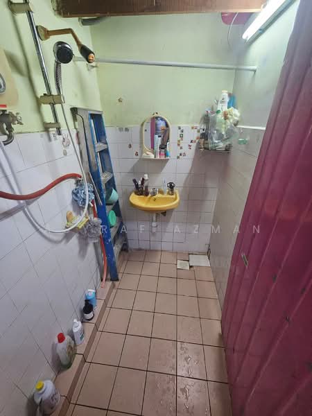 Rumah Flat untuk Dijual di Taman Putra Budiman Flat - Asyraf Azman - Bathroom - PropertyGuru.com.my
