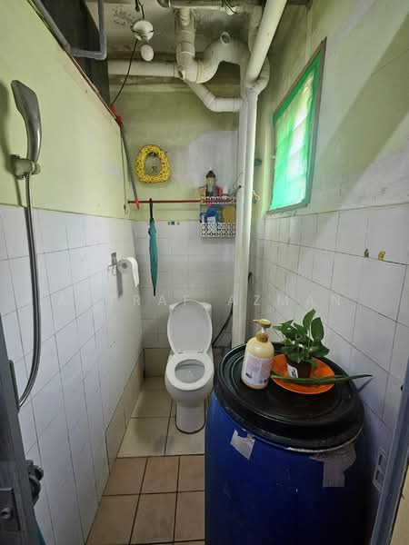 Rumah Flat untuk Dijual di Taman Putra Budiman Flat - Asyraf Azman - Bathroom - PropertyGuru.com.my