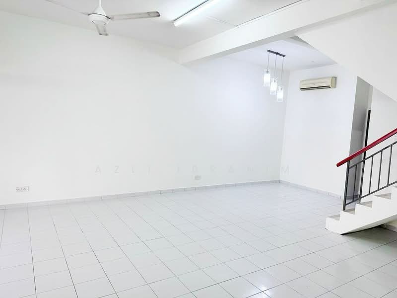 Rumah Teres 2.5 Tingkat untuk Dijual di Taman Kurnia Indah (Cheras) - Azli Ibrahim - Living Room - PropertyGuru.com.my