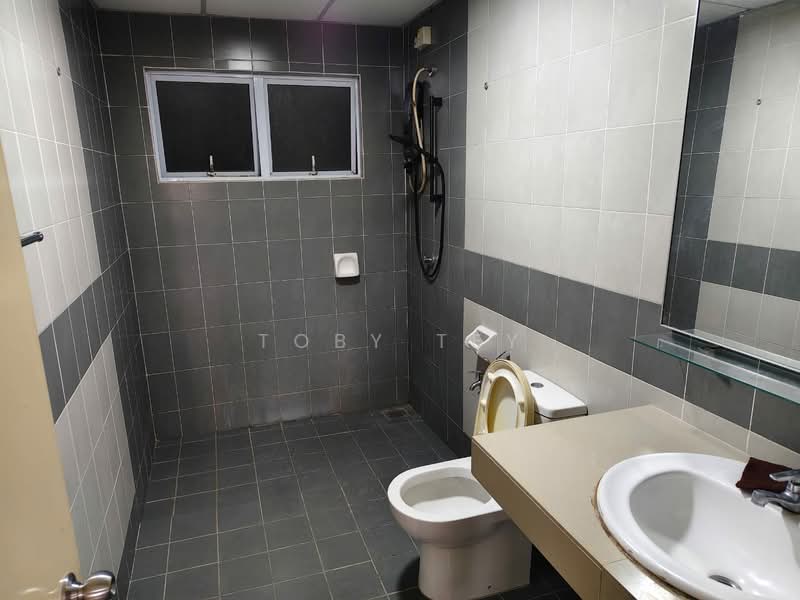 Servis Apartment untuk Dijual di Koi Kinrara - Toby Tey - Bathroom - PropertyGuru.com.my