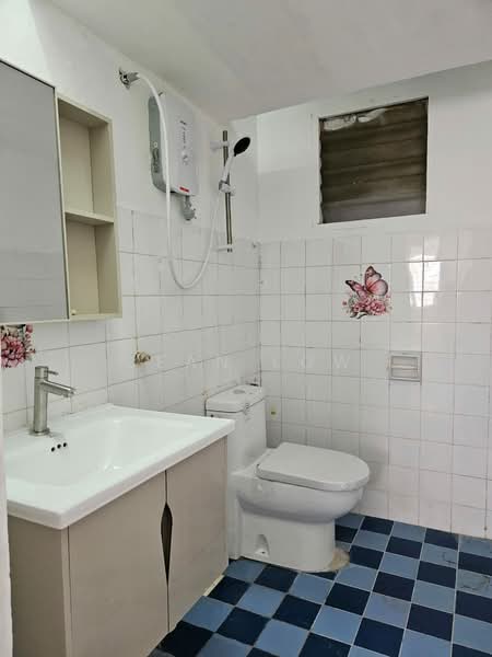 Apartment for Rent at Nuri Court - Jean Low - Master bath with waterheater - PropertyGuru.com.my