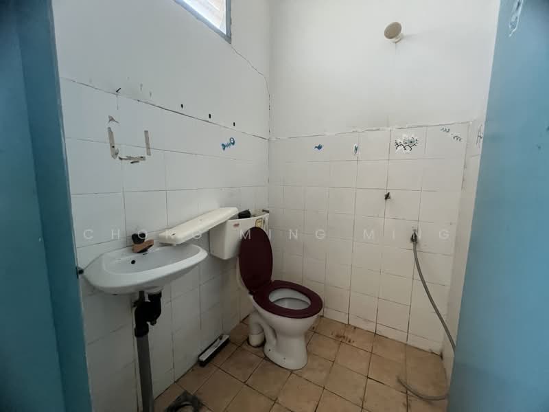 Rumah Teres 1-Tingkat untuk Dijual di Taman Sri Anggerik (Rantau) - Chong Ming Ming - Bathroom - PropertyGuru.com.my