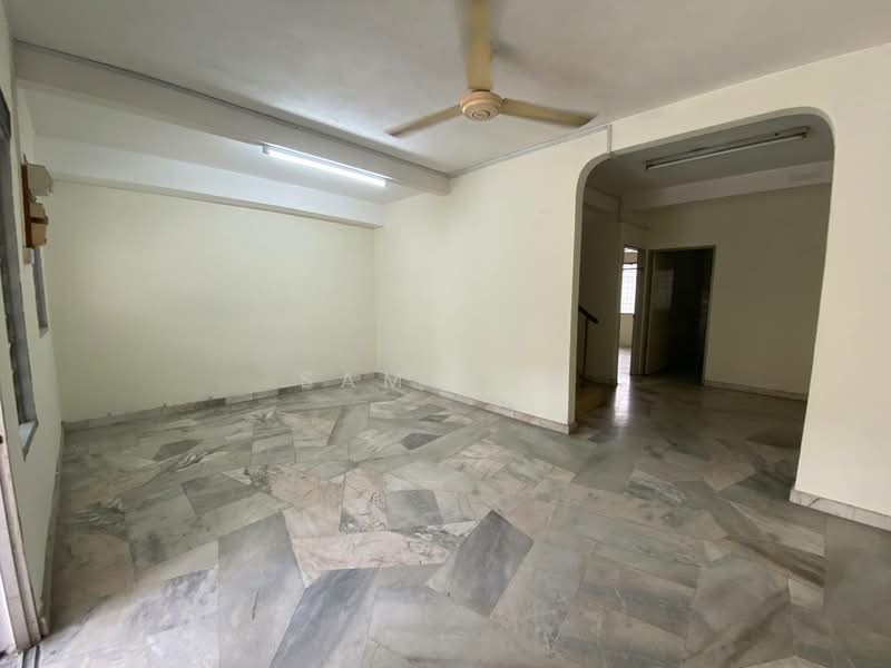 Rumah Teres 2 Tingkat untuk Dijual di Taman Mewah (Ipoh) - Sam Lam - Living Room - PropertyGuru.com.my