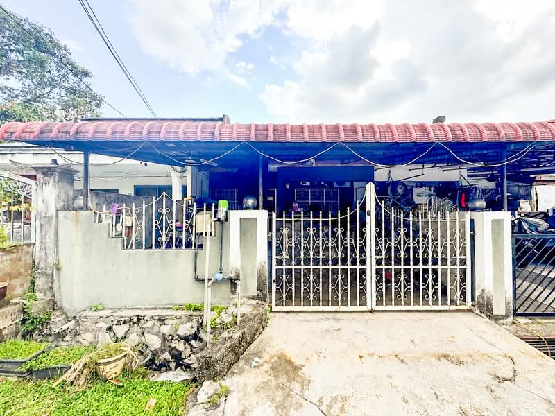 1-storey Terraced House for Sale in Taman Saga (Ampang) - Azli Ibrahim - Exterior - PropertyGuru.com.my