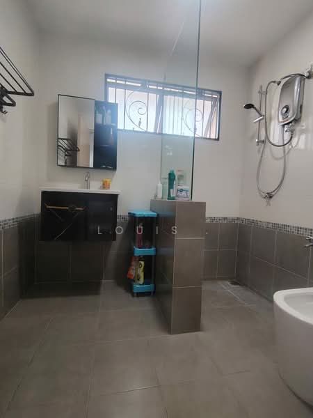 2.5-storey Terraced House for Sale in Taman Bukit Serdang (Seri Kembangan) - Louis . - Bathroom - PropertyGuru.com.my