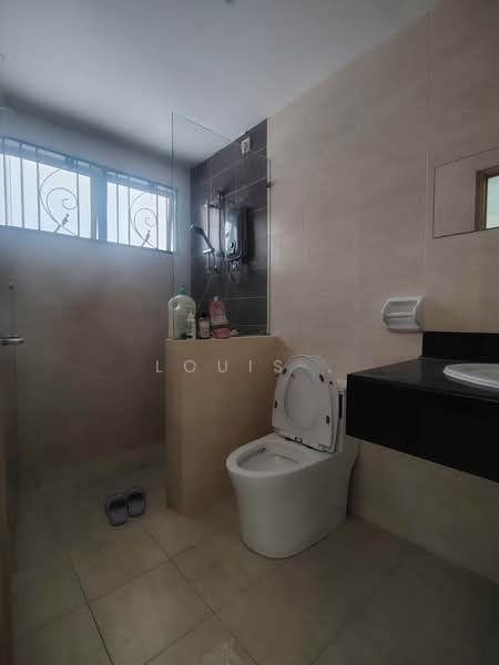 2.5-storey Terraced House for Sale in Taman Bukit Serdang (Seri Kembangan) - Louis . - Bathroom - PropertyGuru.com.my