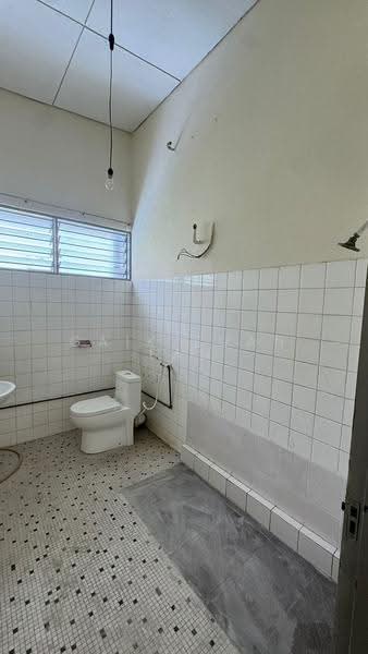 Bungalow House untuk Disewa di Kampung Kastam (Gelugor) - Gaik Suan Tan - Bathroom - PropertyGuru.com.my