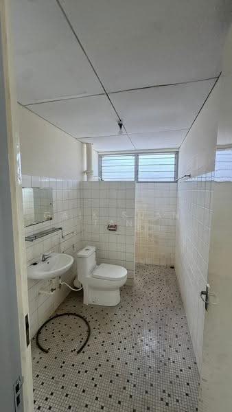 Bungalow House untuk Disewa di Kampung Kastam (Gelugor) - Gaik Suan Tan - Bathroom - PropertyGuru.com.my