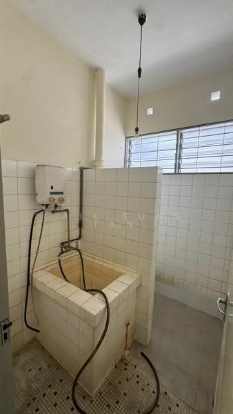 Bungalow House untuk Disewa di Kampung Kastam (Gelugor) - Gaik Suan Tan - Bathroom - PropertyGuru.com.my