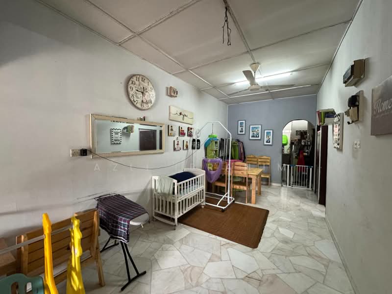 1-storey Terraced House for Sale in Taman Bukit Kuchai (Bandar Kinrara) - Azli Ibrahim - Living Room - PropertyGuru.com.my