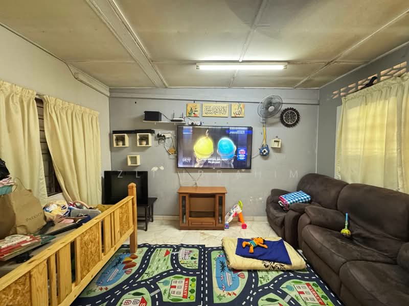 1-storey Terraced House for Sale in Taman Bukit Kuchai (Bandar Kinrara) - Azli Ibrahim - Living Room - PropertyGuru.com.my