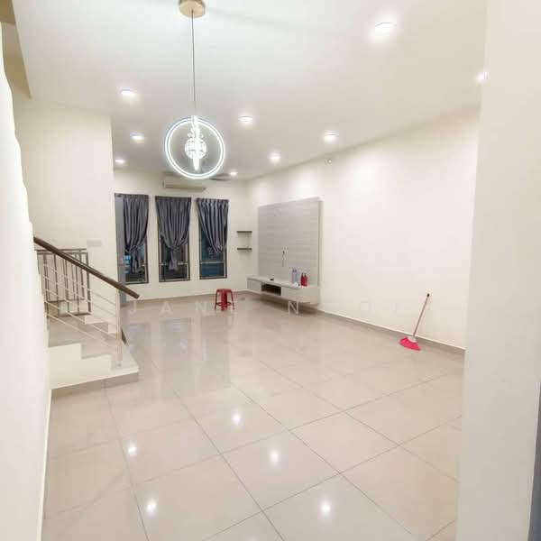 Rumah Teres 2 Tingkat untuk Dijual di Taman Mount Austin (Tebrau) - Jane Ngoi - Living Room - PropertyGuru.com.my