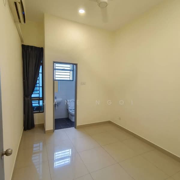 Rumah Teres 2 Tingkat untuk Dijual di Taman Mount Austin (Tebrau) - Jane Ngoi - Bathroom - PropertyGuru.com.my