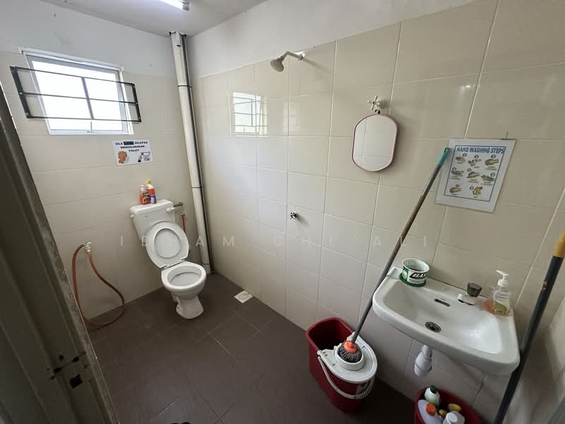 Shop / Office for Sale in Balok (Pahang) - Idham Che'Ali - Bathroom - PropertyGuru.com.my