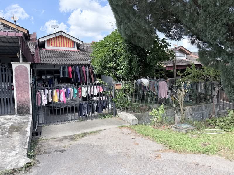 1-storey Terraced House for Sale in Taman Daya (Johor Bahru) - Chong Kia Keng - Front view - PropertyGuru.com.my