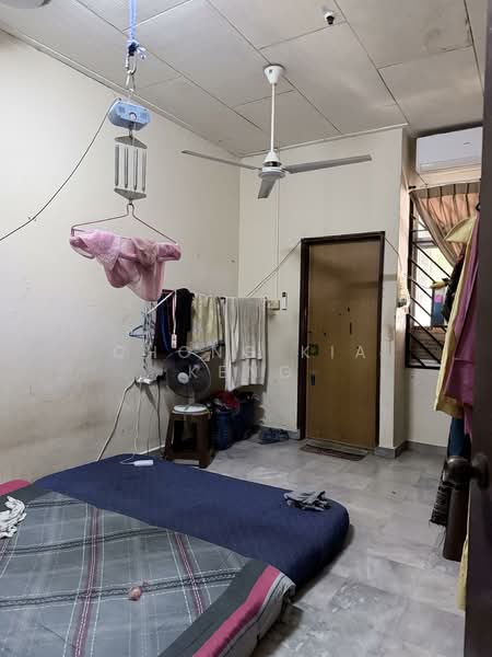 1-storey Terraced House for Sale in Taman Daya (Johor Bahru) - Chong Kia Keng - Master bedroom - PropertyGuru.com.my